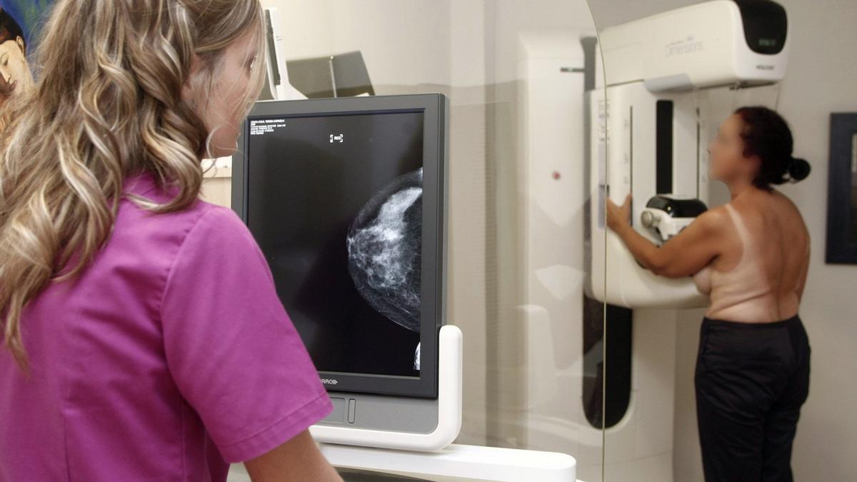 Una mujer se realiza una mamografía en un centro de salud.
