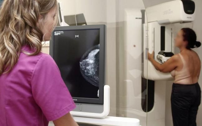 Una mujer se realiza una mamografía en un centro de salud.