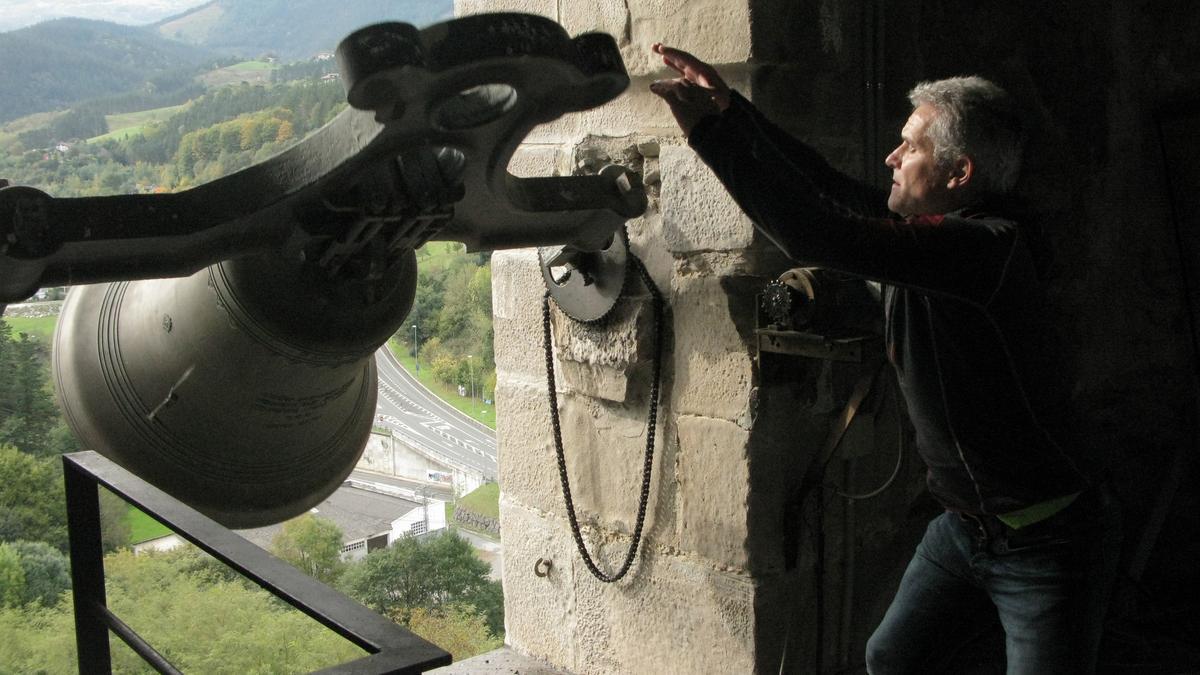 Pedro Lejarza volteando a mano las campanas
