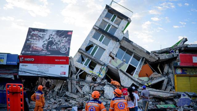 Los equipos de rescate frente a un edificio derrumbado en Pereira tras el terremoto.
