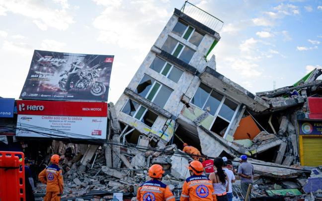 Los equipos de rescate frente a un edificio derrumbado en Pereira tras el terremoto.