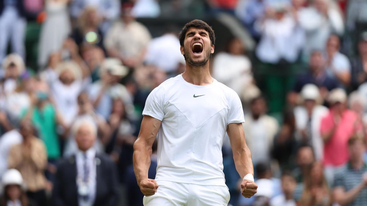 Carlos Alcaraz celebra su triunfo en Wimbledon.