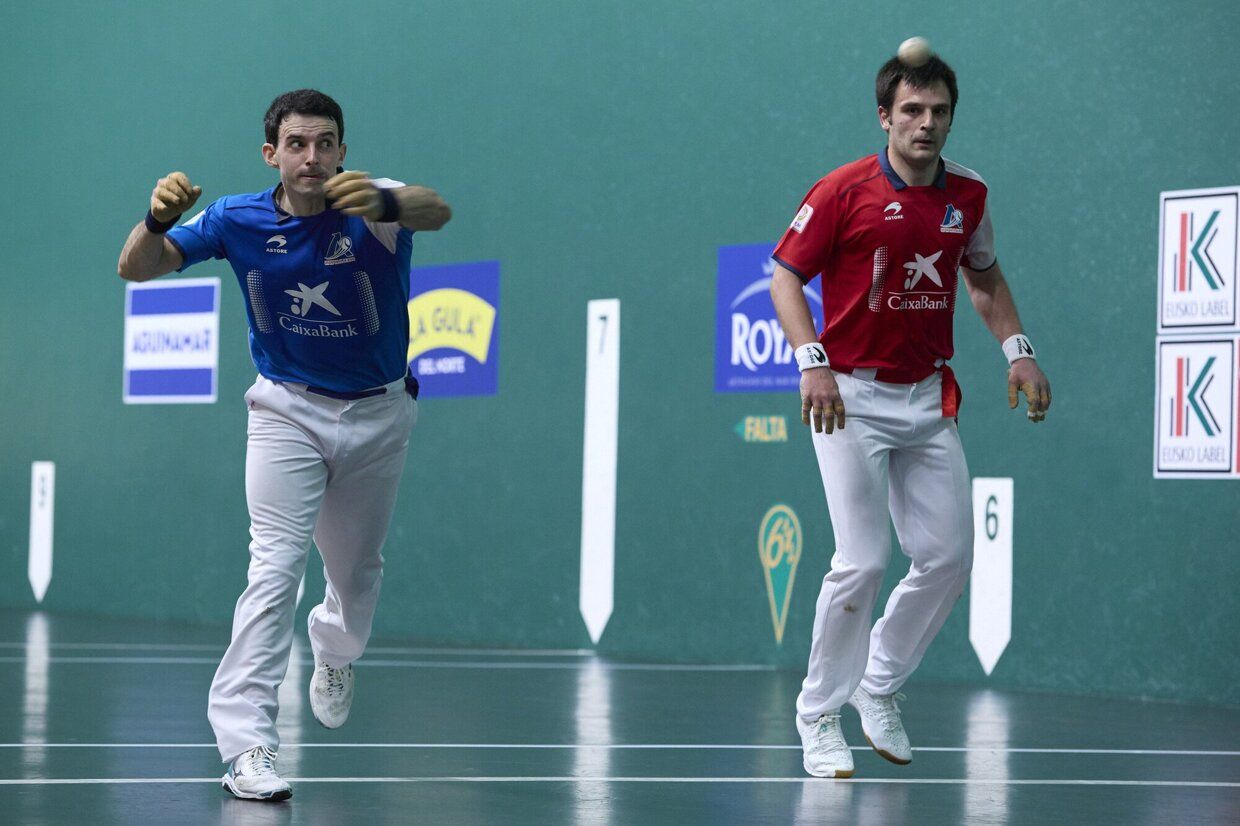 Jokin Altuna ejecuta un gancho en el duelo ante Danel Elezkano en el Labrit