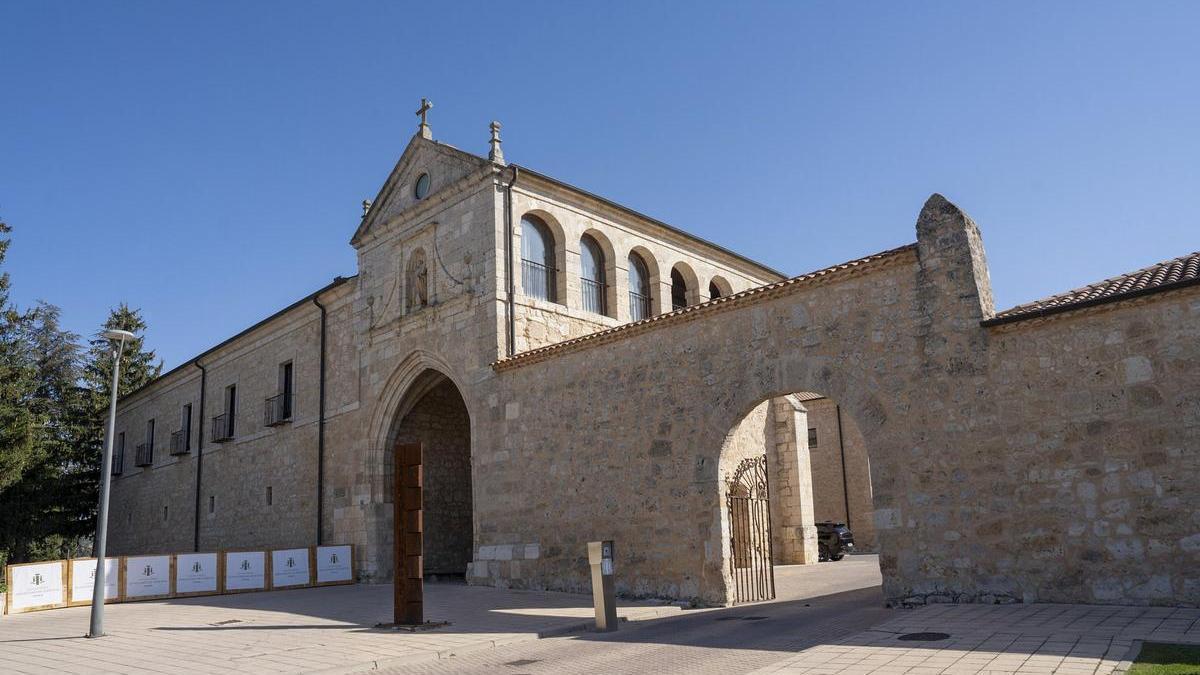 Vista de la entrada al hotel ubicado en el Monasterio de Valbuena, donde tuvo lugar la fiesta previa a la boda.