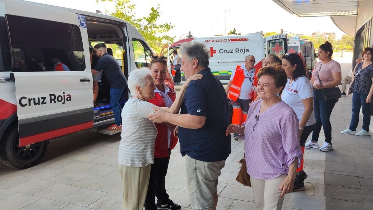 Llegada del convoy de la Cruz Roja con los usuarios de la residencia de Uncastillo desalojada por el incendio de Orés.