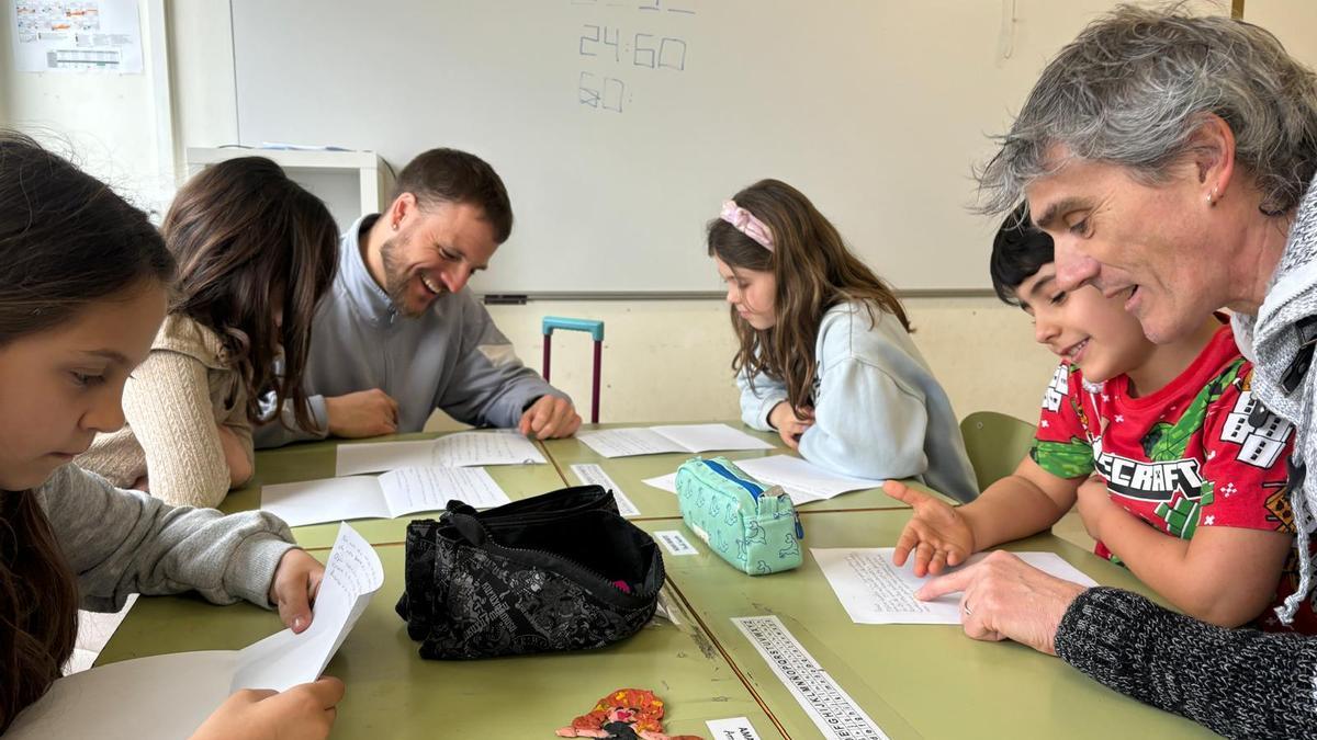 Varios docentes imparten clase de manera conjunta en Zangozagako Ikastola.