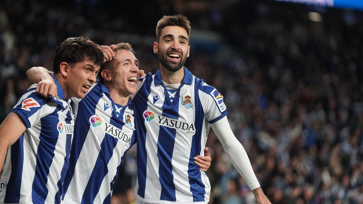 Brais Méndez, Jon Mikel Aramburu y Jon Ander Olasagasti celebran el gol del triunfo. / RUBÉN PLAZA