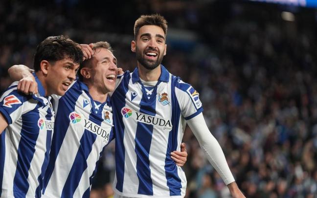 Brais Méndez, Jon Mikel Aramburu y Jon Ander Olasagasti celebran el gol del triunfo. / RUBÉN PLAZA