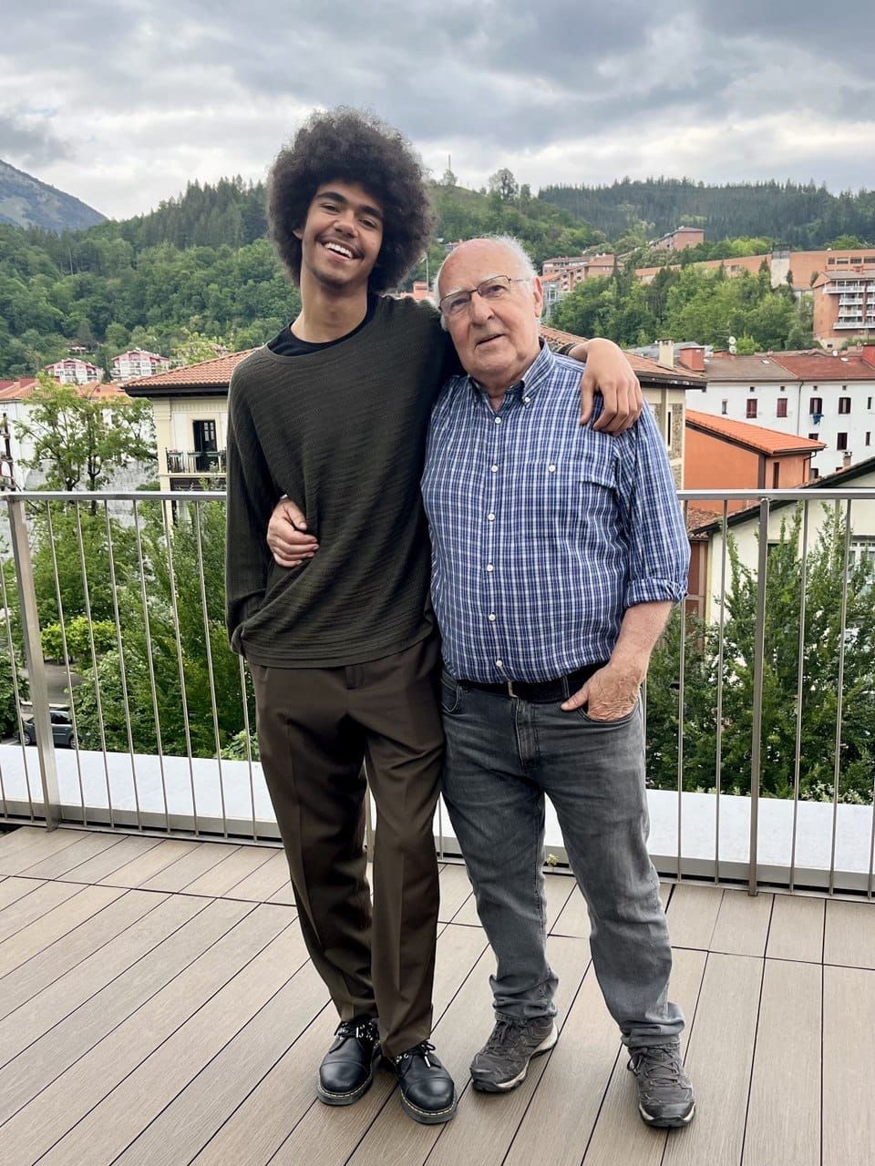 El oñatiarra Jon Mestre, que este sábado actuará como pianista solista, y Arturo Goicoechea que cumplió el mismo papel hace 42 años.