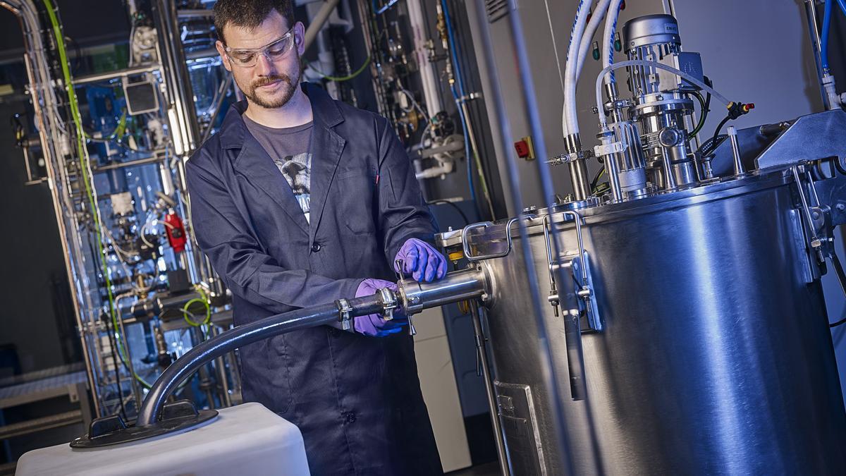 Un trabajador en las instalaciones de Graphenea en Donostia.