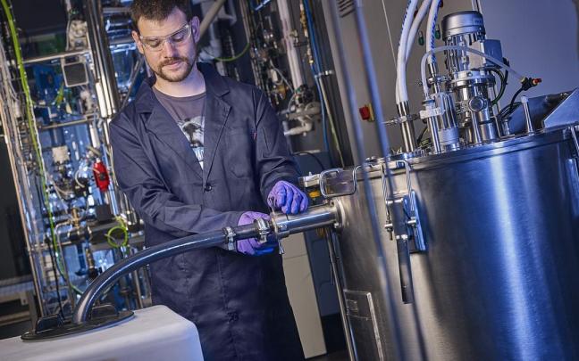 Un trabajador en las instalaciones de Graphenea en Donostia.