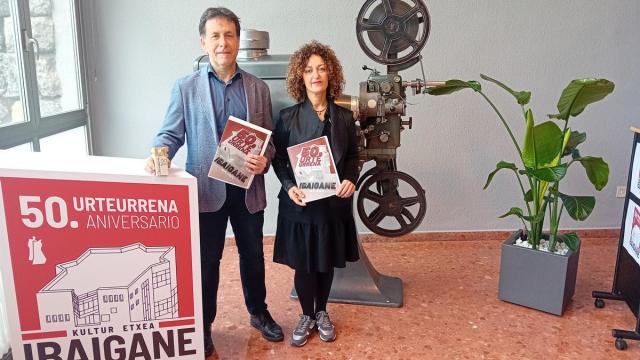 Asier Iragorri y Berta Montes en la presentación del programa conmemorativo del 50 aniversario de la casa de cultura Ibaigane / Susana Martín Asier Iragorri y Berta Montes en la presentación del programa conmemorativo del 50 aniversario de la casa de cultura Ibaigane