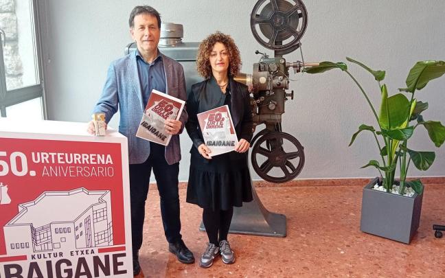 Asier Iragorri y Berta Montes en la presentación del programa conmemorativo del 50 aniversario de la casa de cultura Ibaigane