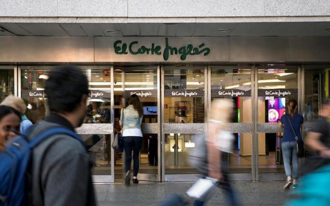 Entrada a un centro comercial de El Corte Ingl&eacute;s
