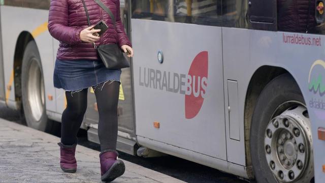 Una usuaria del transporte público se acerca a una parada de Lurraldebus
