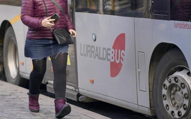 Una usuaria del transporte público se acerca a una parada de Lurraldebus