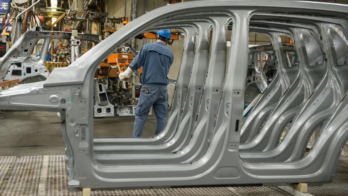 Un operario trabaja en una fábrica de automóviles