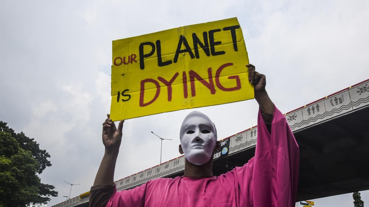 Cartel en el que puede leerse: "Nuestro planeta se muere"