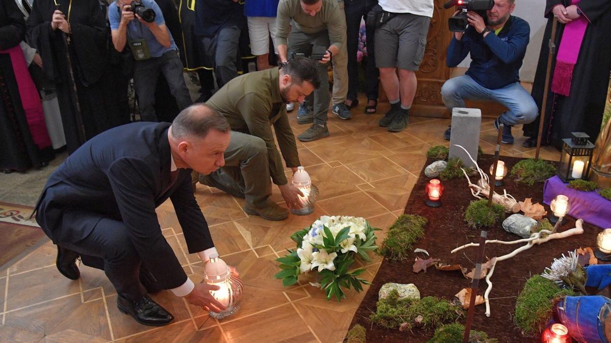 El presidente ucraniano, Volodímir Zelenski, viajó ayer a Lutsk, donde homenajeó junto a su homólogo polaco, Andrzej Duda, a las víctimas de la masacre de Volinia.