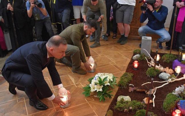 El presidente ucraniano, Volodímir Zelenski, viajó ayer a Lutsk, donde homenajeó junto a su homólogo polaco, Andrzej Duda, a las víctimas de la masacre de Volinia.