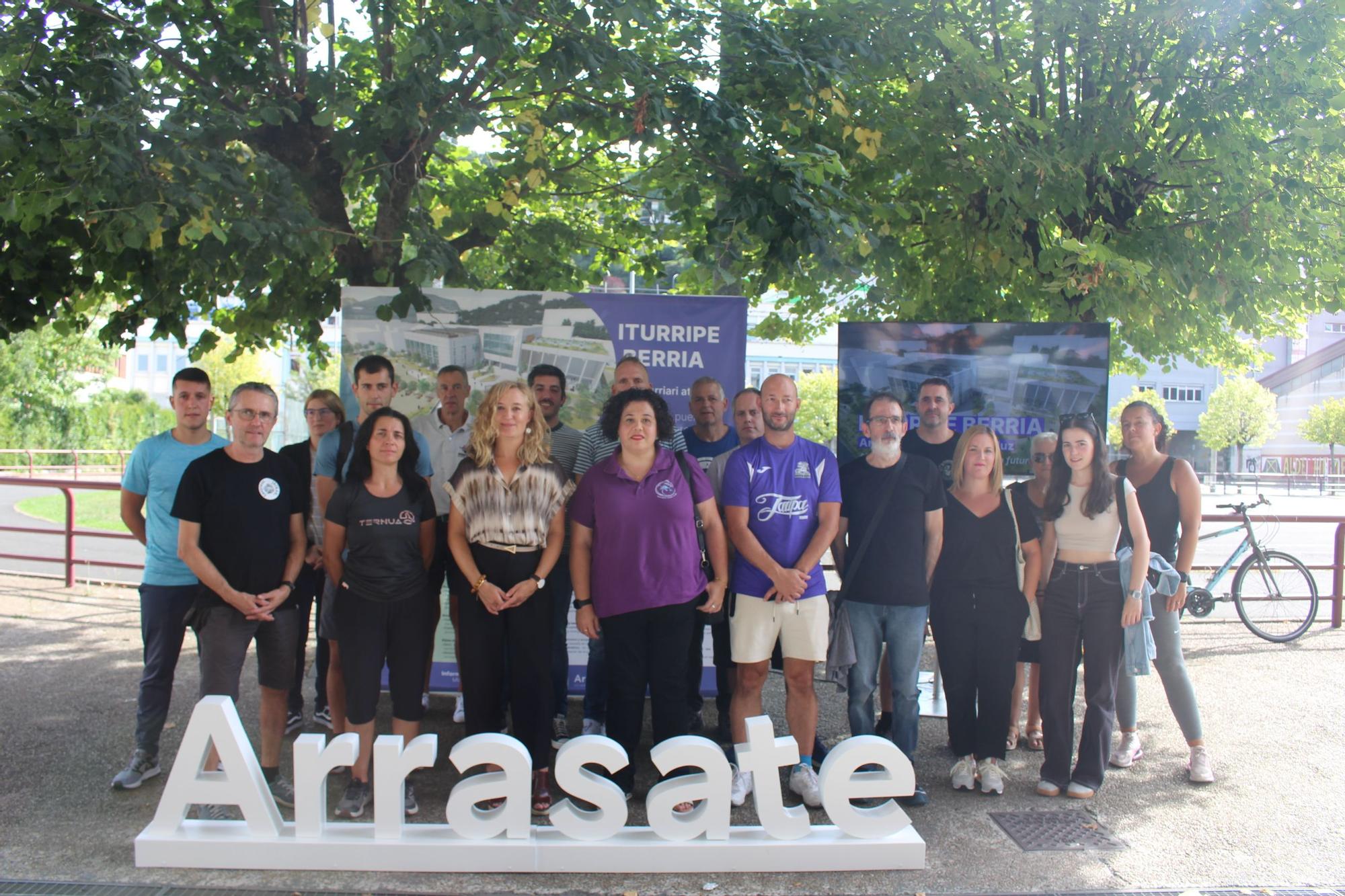 Representantes municipales y de los futuros clubes usuarios de Iturripe en la presentación del proyecto básico que ha tenido lugar este martes.