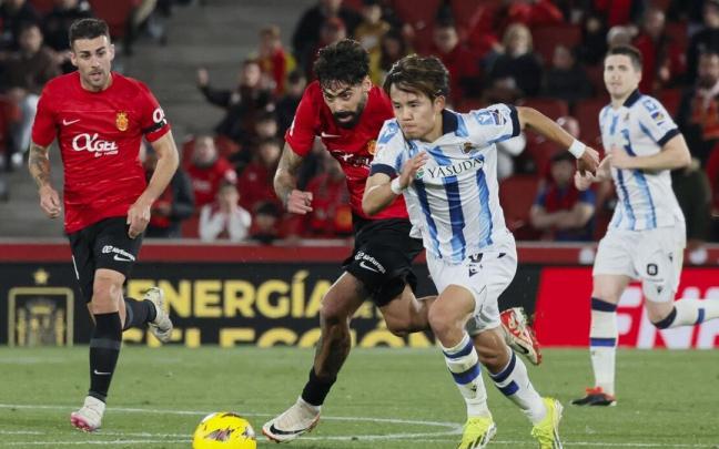 Kubo se marcha del mallorquinista Samu Costa en el Mallorca-Real liguero del pasado domingo. / CATI CLADERA (EFE)