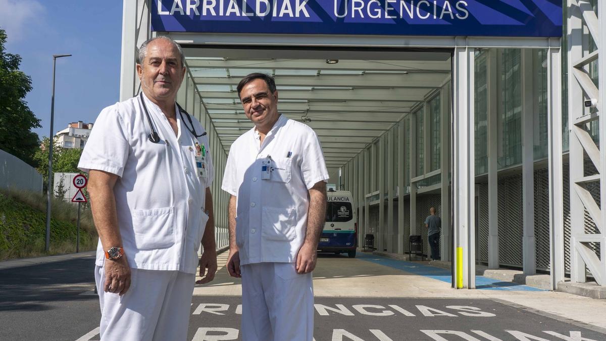 Javier Oribe, jefe de Sección y responsable de Urgencias de Osakidetza en la OSI Araba, y Julio Sandoval, médico adjunto de Urgencias