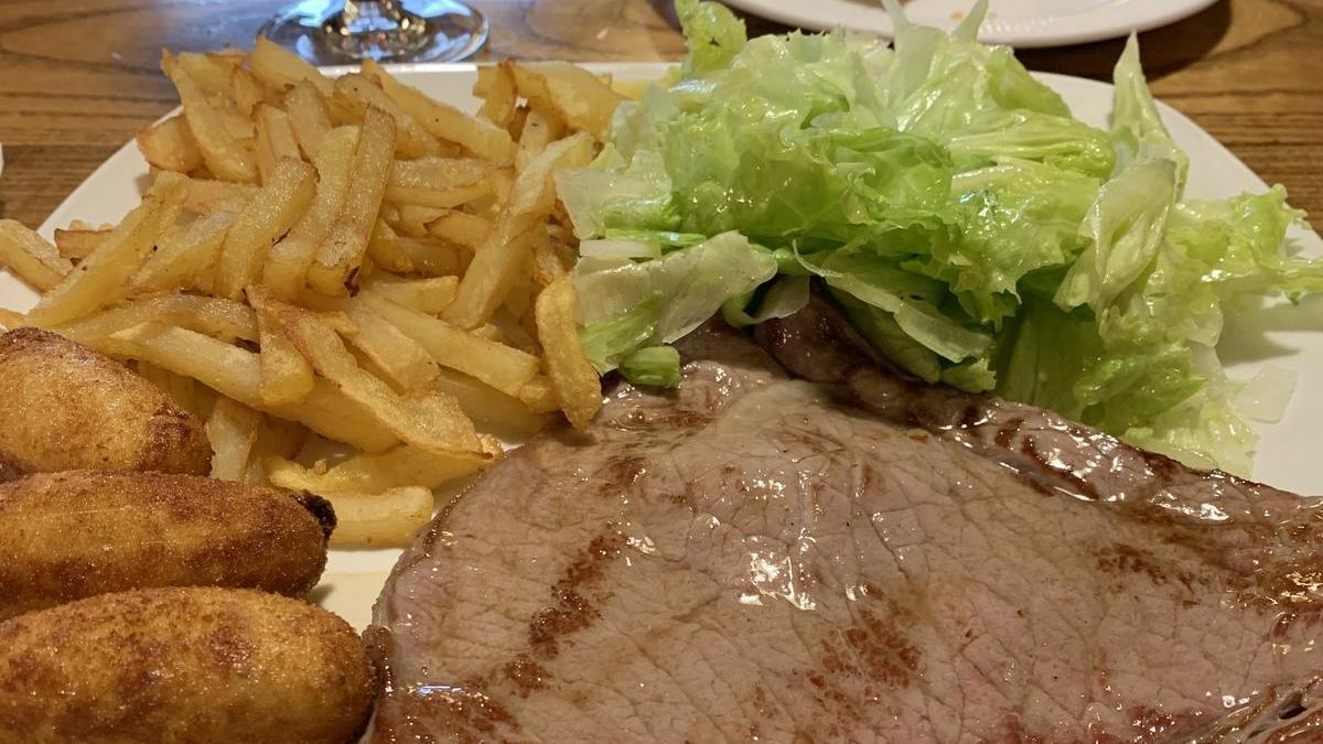 Filete con patatas, lechuga y croquetas, una buena combinación.