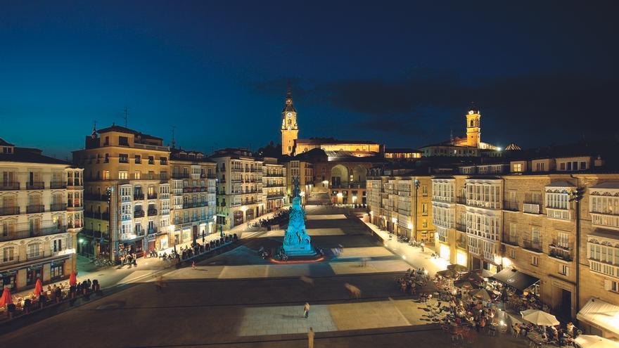 Vistas de la plaza de la Virgen Blanca en Gasteiz de noche.