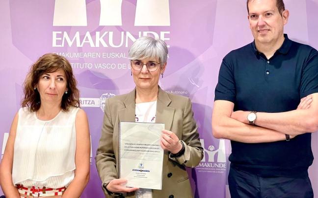 Presentación del informe de la beca concedida por Emakunde: "con la directora de Emakunde, Miren Elgarresta, y las dos personas que han realizado el estudio: Iratxe Herrero y Carlos Díaz de Argandoña.
