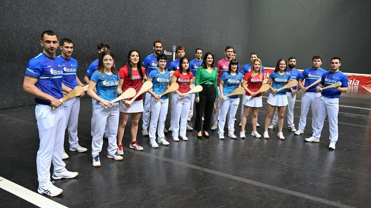 Los palistas que disputarán el Bizkaia Open y el Torneo Bizkaia femenino, junto a la diputada Leixuri Arrizabalaga.