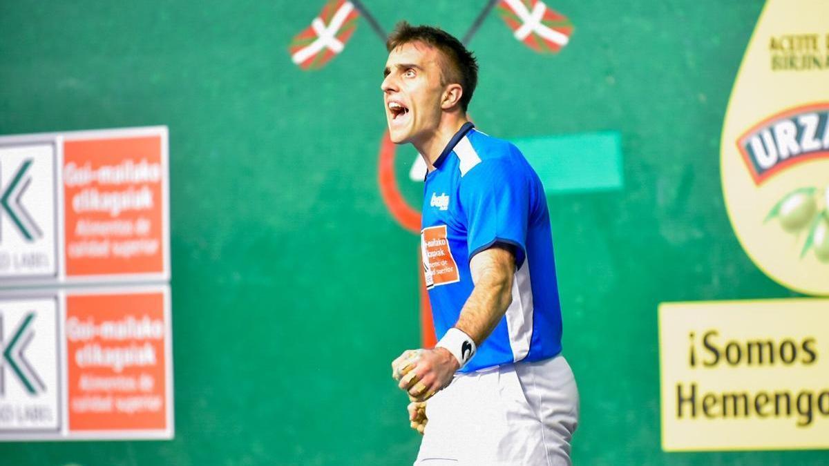 Jon Ander Peña celebra un tanto durante el partido de la liguilla de cuartos contra Artola.