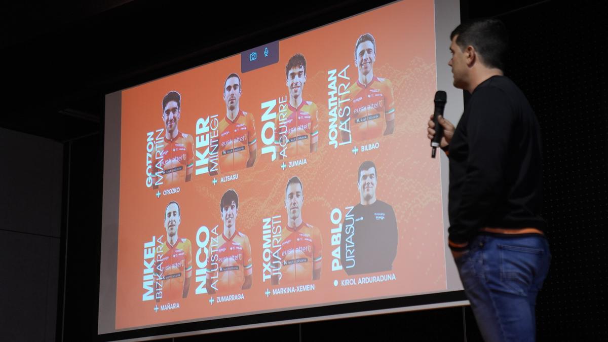 Plantel de los ciclistas que formarán el equipo.