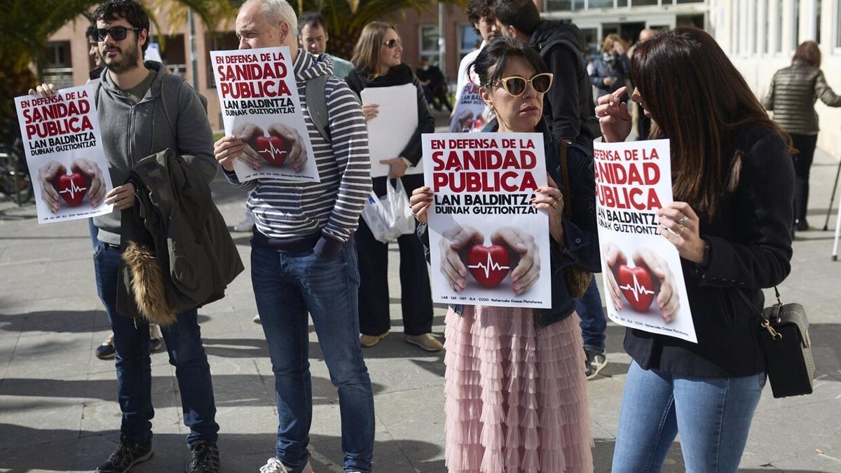 Concentración de la intersindical (LAB, SAE, UGT, ELA, CCOO) y la Plataforma Navarra de Salud este miércoles.