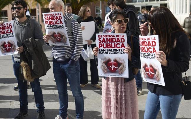 Concentración de la intersindical (LAB, SAE, UGT, ELA, CCOO) y la Plataforma Navarra de Salud este miércoles.