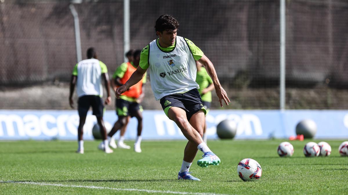 Jon Mikel Aramburu, este lunes en Zubieta durante el entrenamiento. / REAL SOCIEDAD