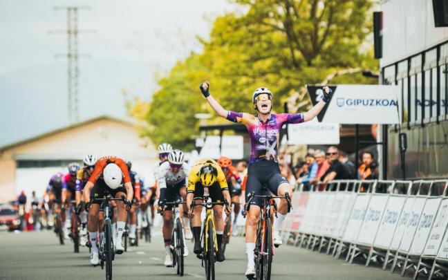 Bredewold entra primera en la meta de Agurain.