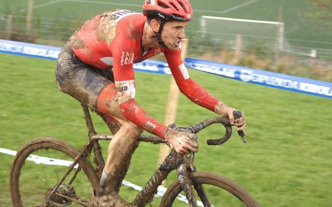 El barro se sumó al espectáculo de ciclocross en Elgoibar