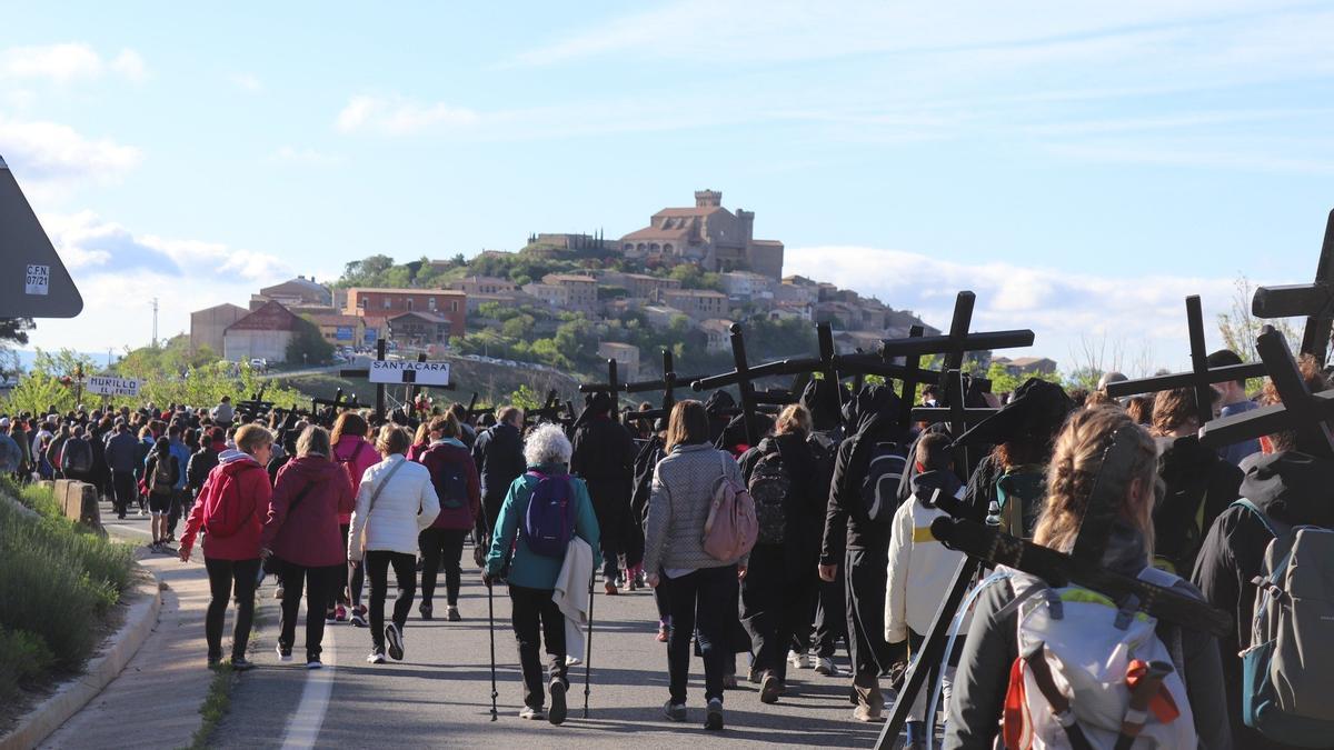 Centenares de personas, a la entrada de Ujué. Centenares de personas, a la entrada de Ujué.