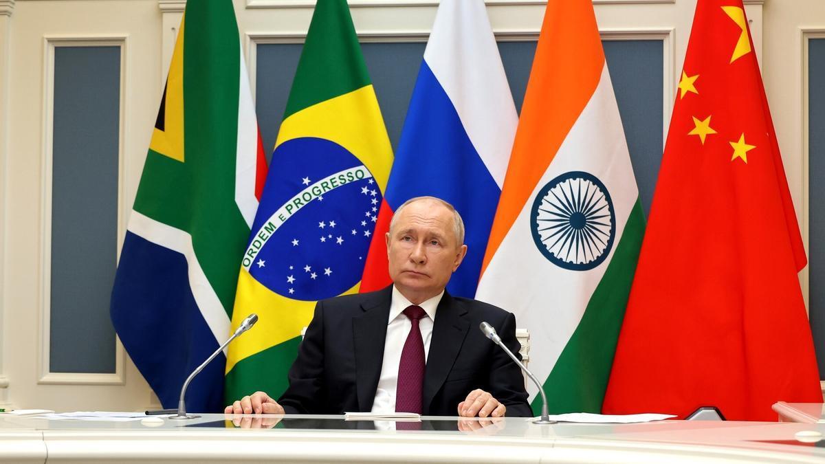 El presidente ruso Vladimir Putin acude a la reunión de los BRICS por videoconferencia