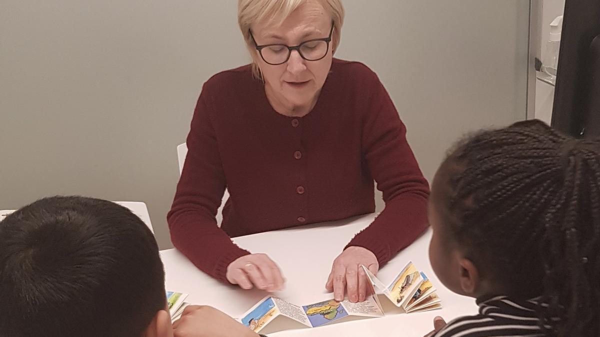 Una voluntaria durante una de las sesiones para reforzar el euskera.