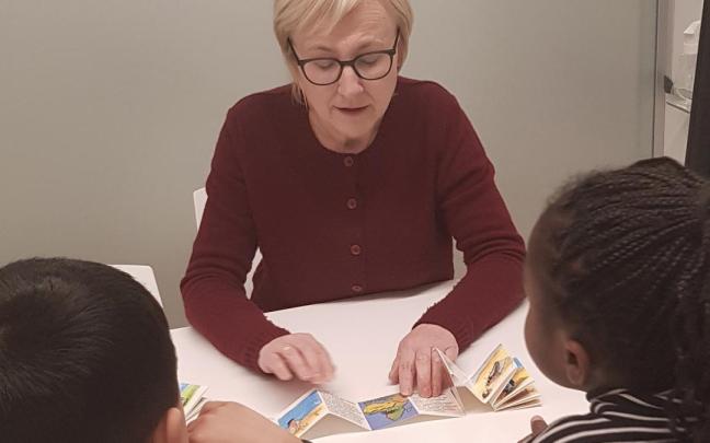 Una voluntaria durante una de las sesiones para reforzar el euskera.