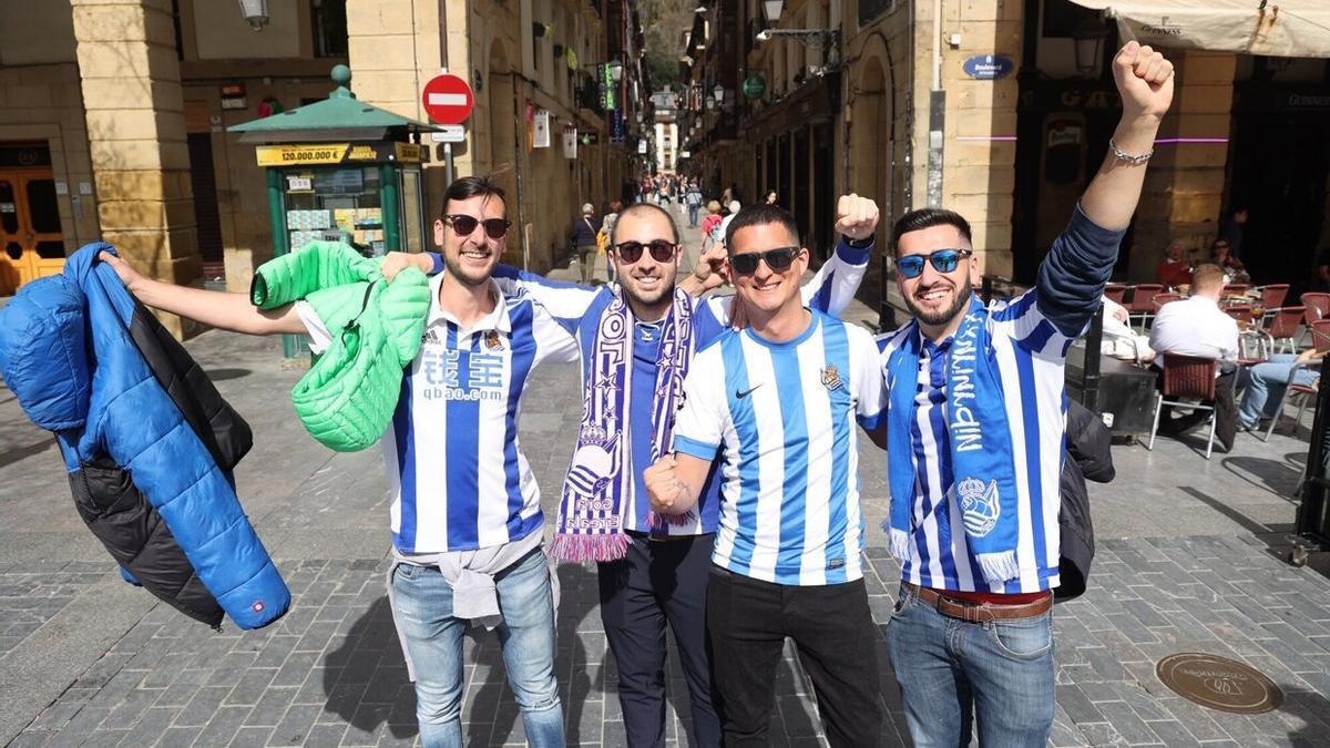 Un grupo de aficionados realistas, dispuestos a empezar a calentar motores, este jueves a mediodía en Donostia.