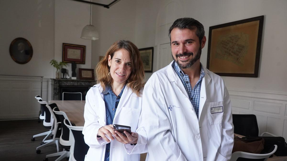 Los doctores Rebeca Sánchez y Koldo Berganzo, con la app que recoge los datos de los vascos acogidos al ‘Home Delivery’.