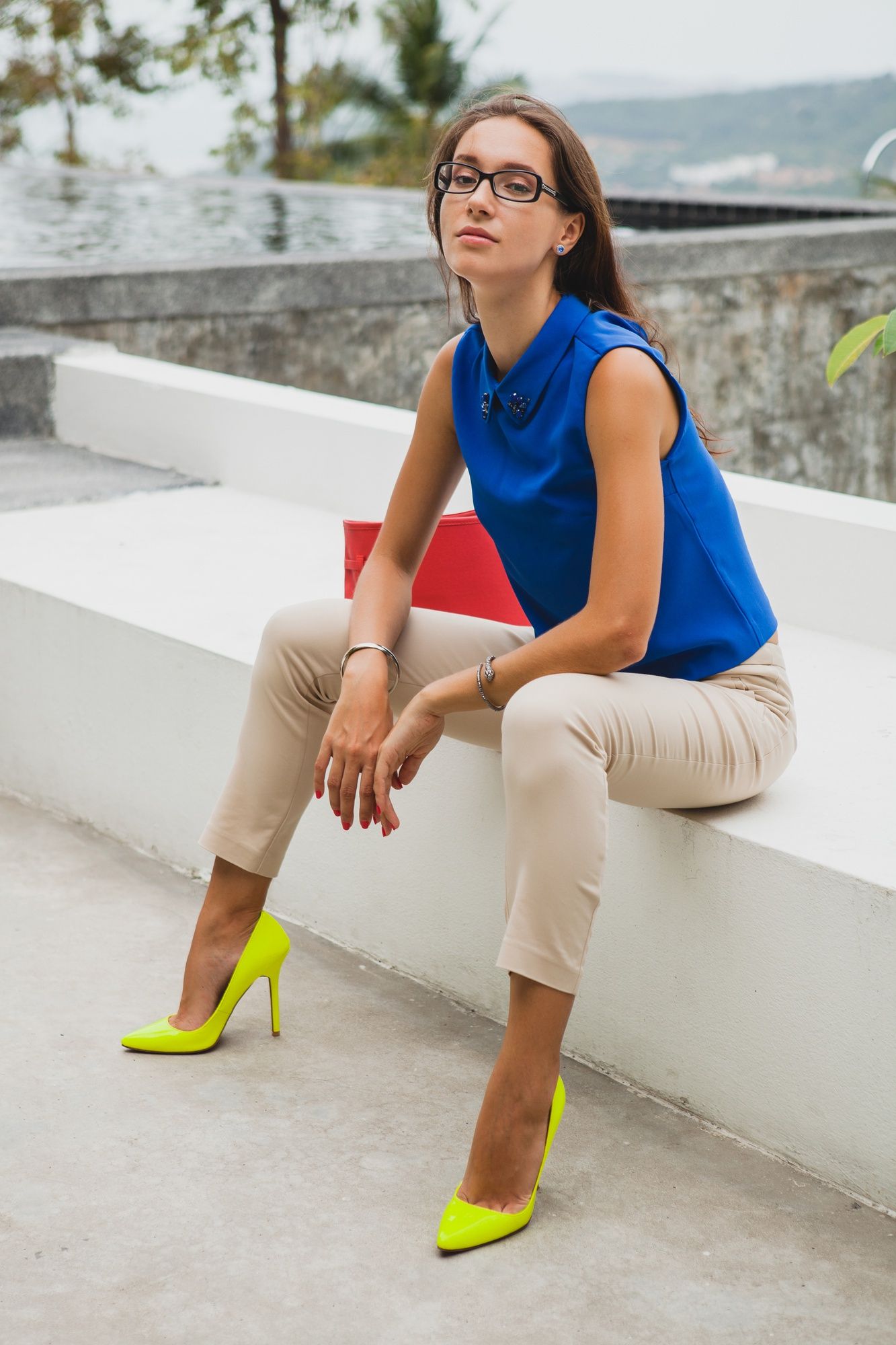 El pantalón beige suaviza el estilismo con top azul klein y zapatos amarillo flúor.