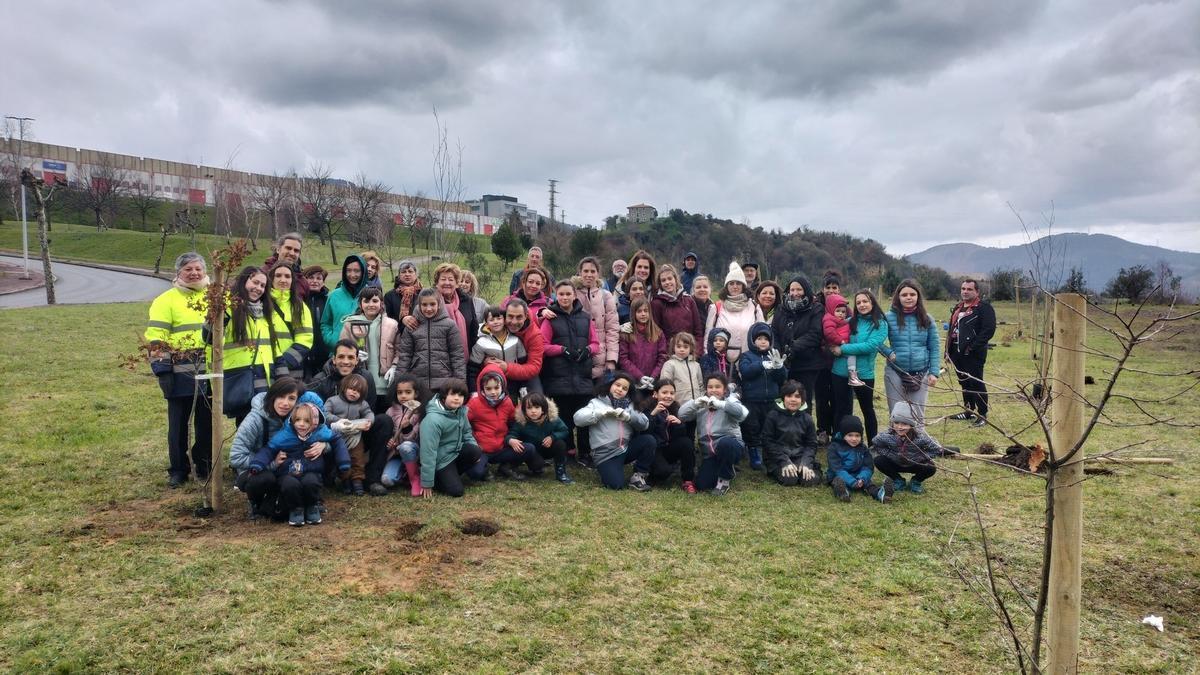 El futuro bosque de La Chula acoge la plantación de 60 retoños de árboles autóctonos