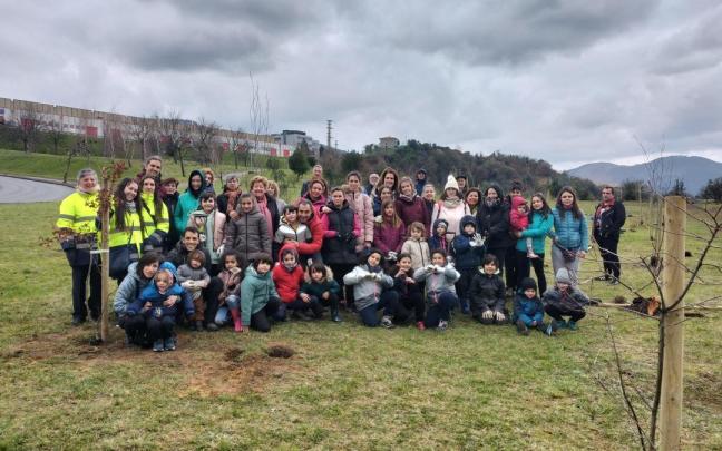 El futuro bosque de La Chula acoge la plantación de 60 retoños de árboles autóctonos