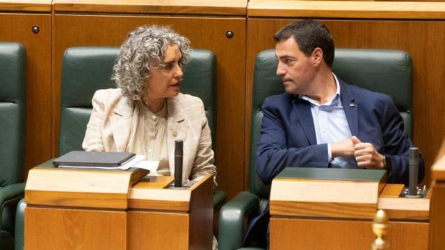 La vicelehendakari y consejera de Política Lingüística, Ibone Bengoetxea, con el lehendakari Pradales, en un pleno del Parlamento Vasco