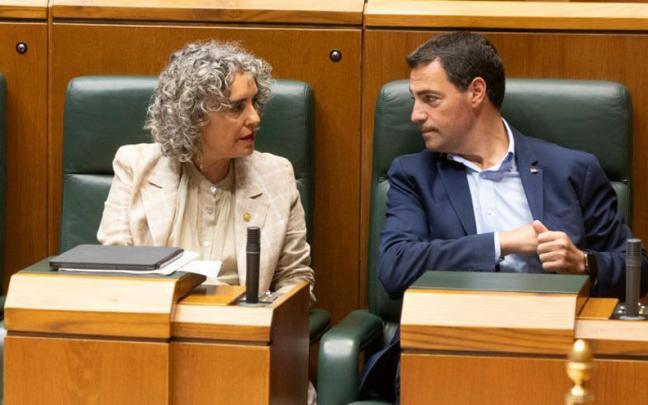La vicelehendakari y consejera de Política Lingüística, Ibone Bengoetxea, con el lehendakari Pradales, en un pleno del Parlamento Vasco