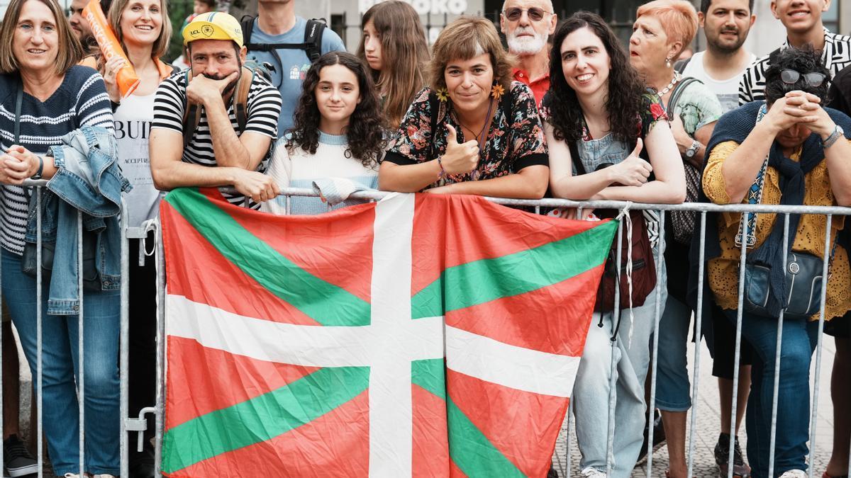 Varias personas con una Ikurriña durante las horas previas a la celebración del Tour de Francia